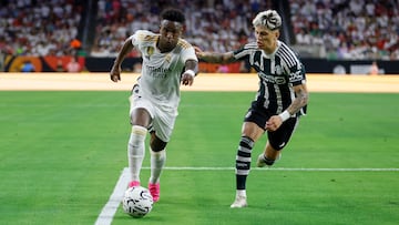 Vinicius se interna en el área vigilado por Garnacho en una jugada del amistoso del Soccer Champions Tour que Real Madrid y Manchester United jugaron en Houston.