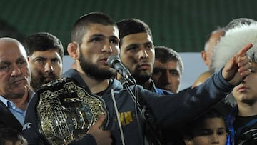 Khabib Nurmagomedov, campe&oacute;n del peso ligero de la UFC interviene durante el recibimiento que tuvo en el Anzhi Arena tras su victoria ante Conor McGregor en el UFC 229.